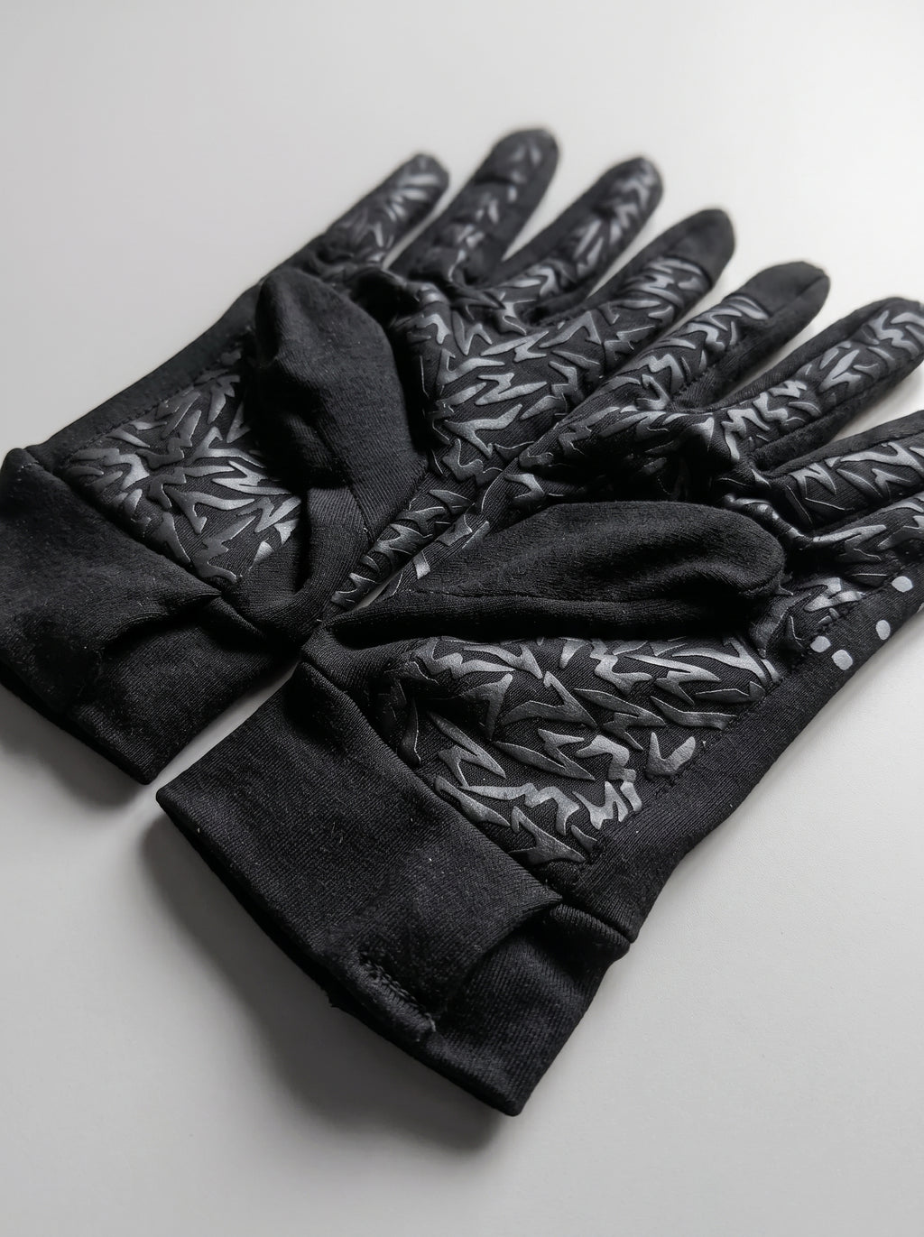 GLOVE GRIP LOGO 437