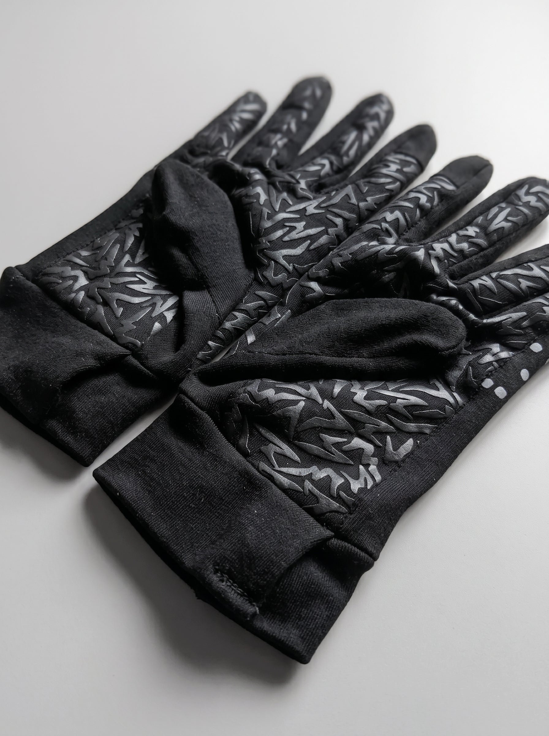 GLOVE GRIP LOGO 437